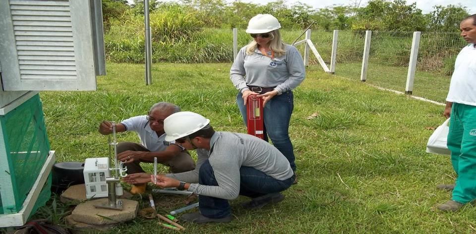 Equipe da HXR instalando instrumentação climatológica