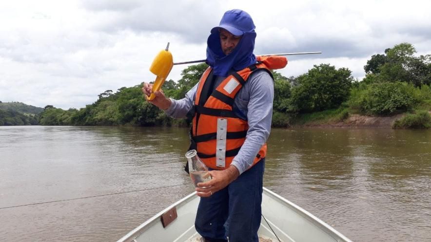 Coleta de sedimentos em suspensão com amostrador
