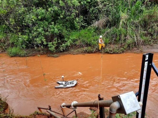 Embarcação autônoma em levantamento hidrométrico
