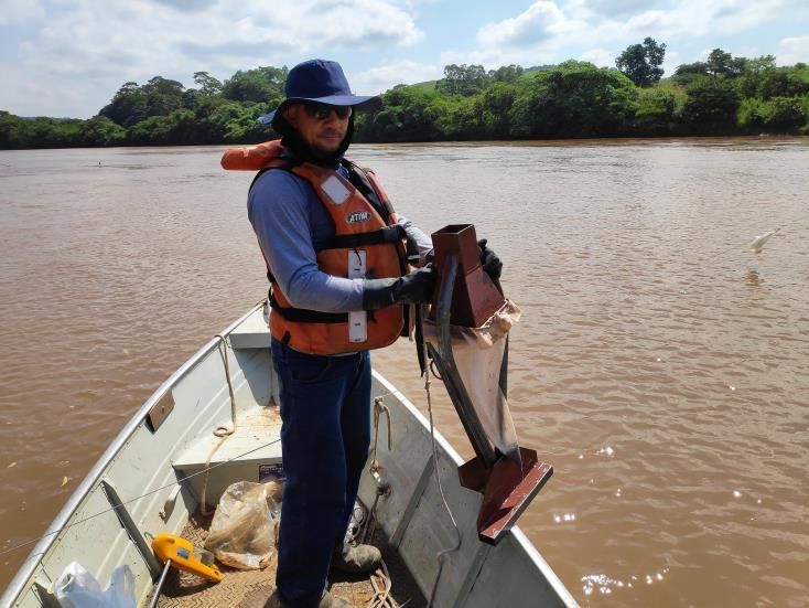 Medição de vazão com molinete hidrométrico a partir de embarcação