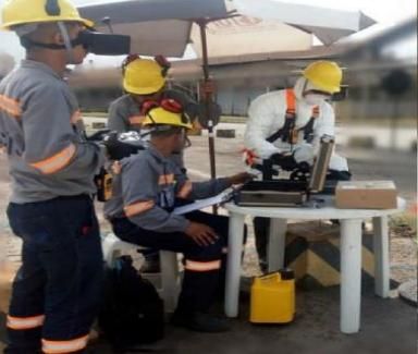 Equipe técnica em inspeção de campo