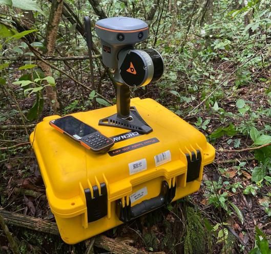 Laser scanner da HXR posicionado em área de mata fechada