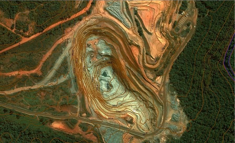 Ortofoto de cava de mineração com curvas de nível