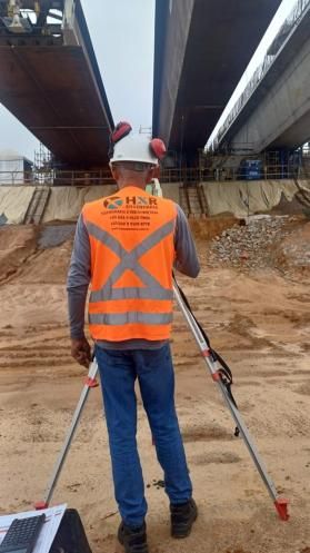 Topógrafo da HXR em controle geométrico sob viaduto